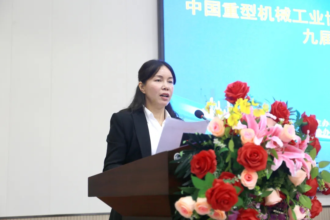 苗紅宣讀《關(guān)于表彰2019年度優(yōu)秀橋、門式起重機(jī)生產(chǎn)企業(yè)的決定》